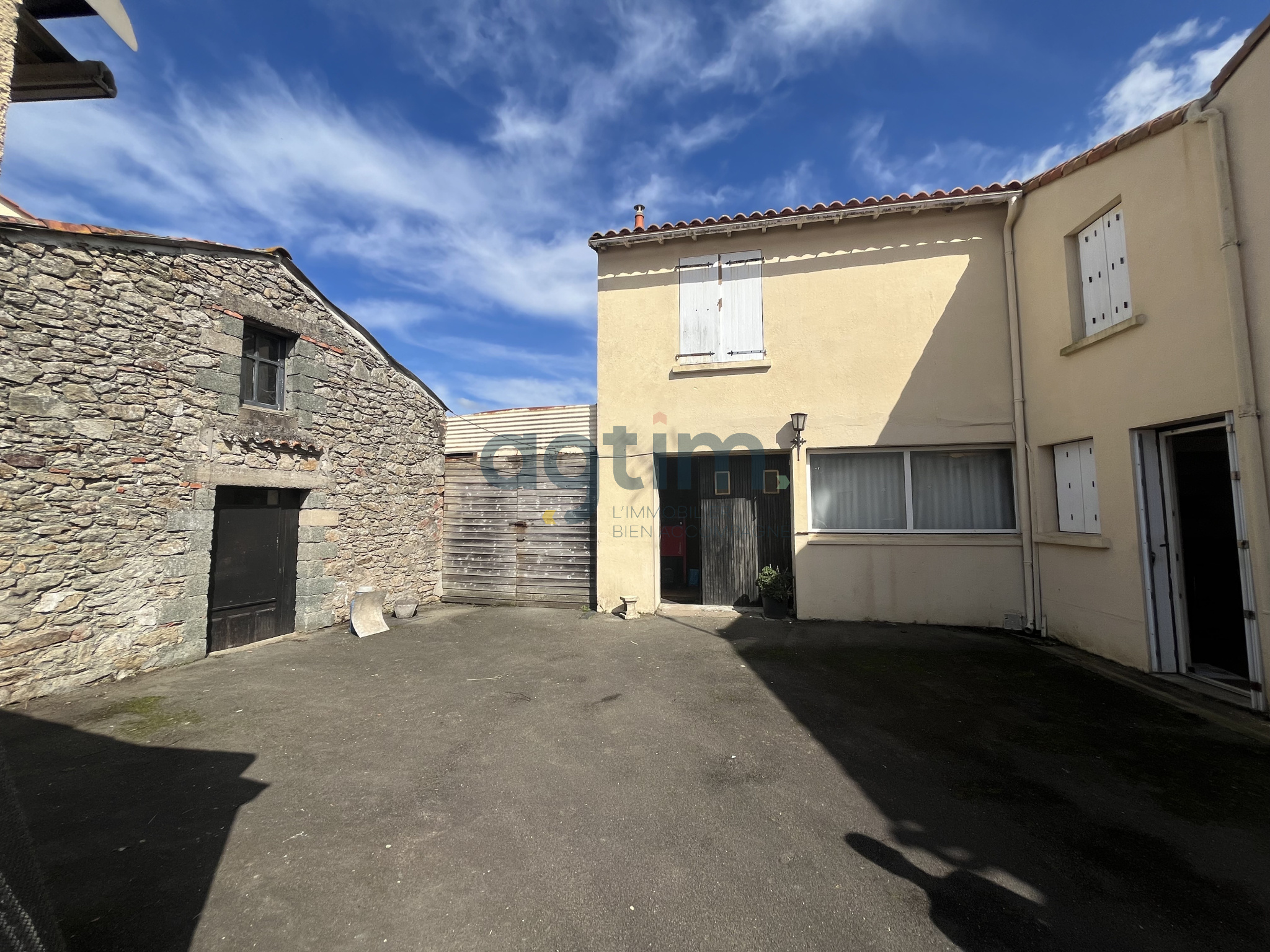 Maison à rénover dans le bourg de Nesmy 89 m2 habitables e